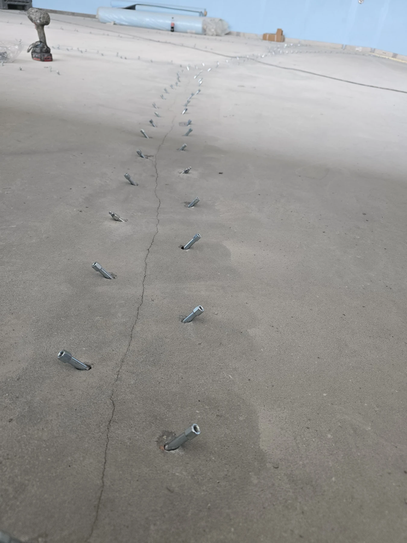 پاکەری پۆڵایی لە هەردوو لای درزی کراوەی بنی کۆنکرێتی خۆڵەمێشی حەوز دانراون، بەبێ نیپڵی چەورکردنی دانراو.